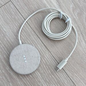 Courant MAG:1 Magnetic Charger for Phones with Charging Base